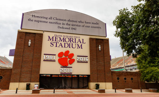 Frank Howard Field at Memorial Stadium on the Clemson University Campus in Clemson, SC Clemson, SC - September 17, 2021: Frank Howard Field at Memorial Stadium on the Clemson University Campus south carolina football stock pictures, royalty-free photos & images
