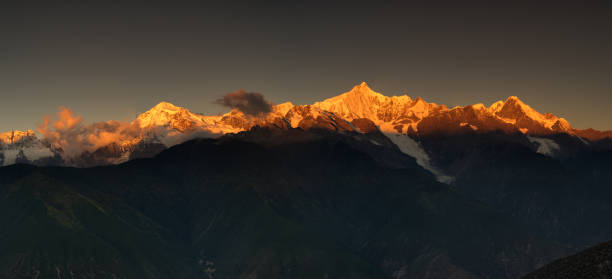 Meri snow mountains at sunrise were such brilliant and amazing! If you were standing at area of Feilai temple in the early morning, you would see the scenic of sunrise!