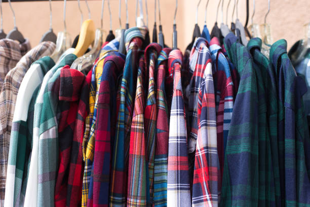 fila de colorida camisa a cuadros de franela en perchas - lumberjack shirt fotografías e imágenes de stock