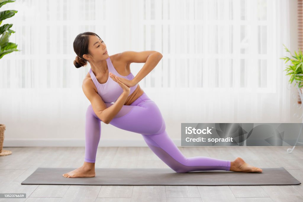Instruktur hatha yoga individu melatih Parivrtta Anjaneyasana crescent lunge di tangan doa lutut modern oleh pelatih wanita Asia. - Bebas Royalti Yoga Foto Stok Instruktur hatha yoga individu melatih Parivrtta Anjaneyasana crescent lunge di tangan doa lutut modern oleh pelatih wanita Asia. - Bebas Royalti Yoga Foto Stok