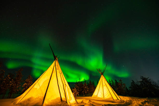 イエローナイフの街の上に輝くオーロラ。 - yellowknife ストックフォトと画像