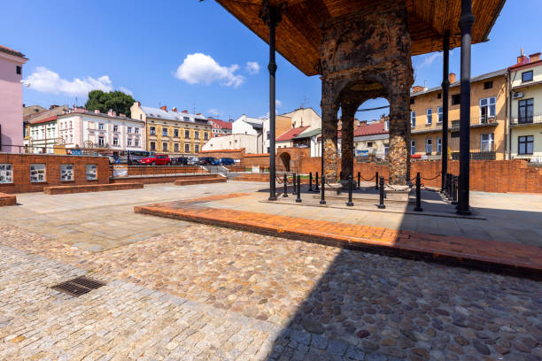 sinagoga bima, piattaforma sopraelevata dove viene letta la torah e vengono condotte le preghiere, tarnow, polonia - lesser poland foto e immagini stock