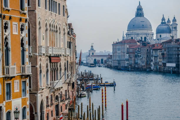 vista del canal grande a venezia dal ponte dell'accademia - venice italy beautiful accademia bridge grand canal foto e immagini stock
