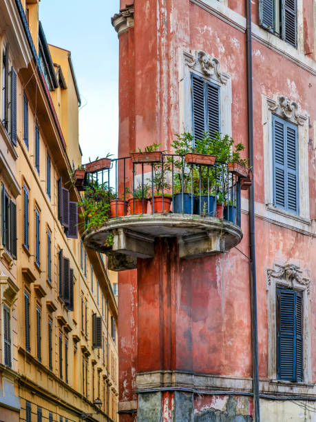 un pittoresco palazzo d'angolo nel sesso monti nel cuore storico di roma - balcony rome window ornate foto e immagini stock