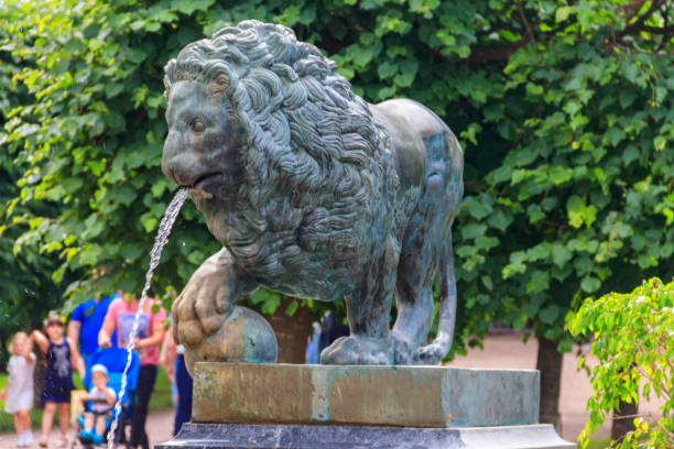 statue en bronze du lion. fragment de fontaine cascade du lion dans le parc inférieur de peterhof à saint-pétersbourg, russie - macro column marble luxury photos et images de collection