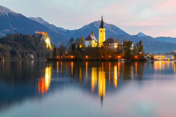 alba accogliente sul lago di bled sullo sfondo del castello nelle alpi giulie nel parco nazionale di tirglav - santa maria church foto e immagini stock