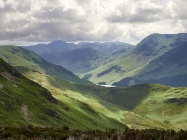 szczyty stosów siana i wysokiej skały nad buttermere - nature rough cumbria sunlight zdjęcia i obrazy z banku zdjęć