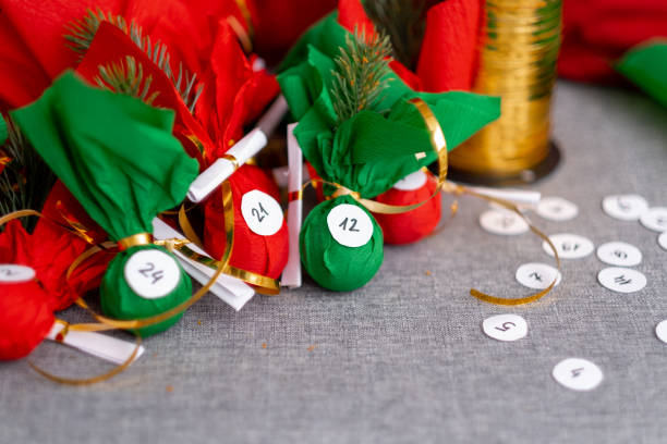 маленькие подарки удивляют адвент-календарь для детей. счастливого ожидания и подготовки рождества и нового года - advent calendar christmas christmas present sack стоковые фото и изображения