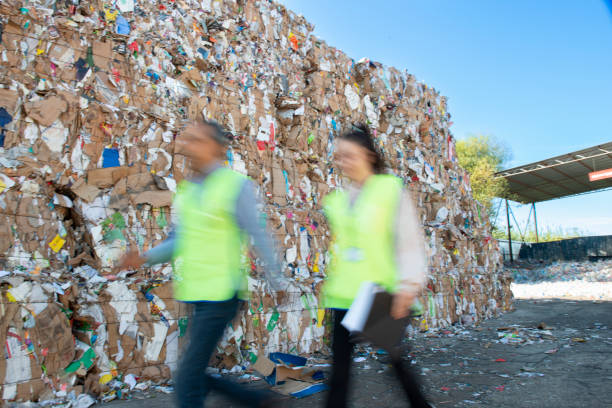 pilas de residuos de papel, plástico y metal preparadas para su reciclaje. planta de reciclaje - recycling paper garbage landfill fotografías e imágenes de stock