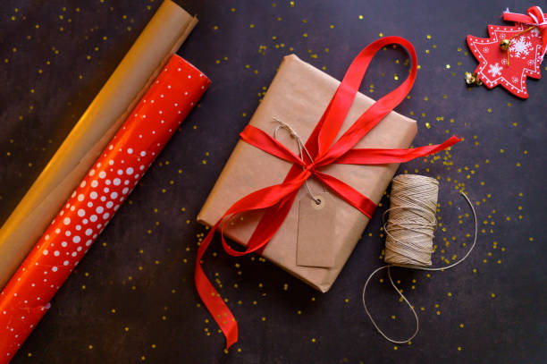 ギフトボックス、ひもひも、ペーパーロール、装飾品を赤で飾ったクリスマスの背景。休日の準備。トップビュー - gift greeting card birthday card red ストックフォトと画像
