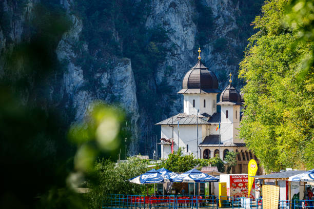 ルーマニアのドナウ川にあるムラコニア修道院 - banat ストックフォトと画像
