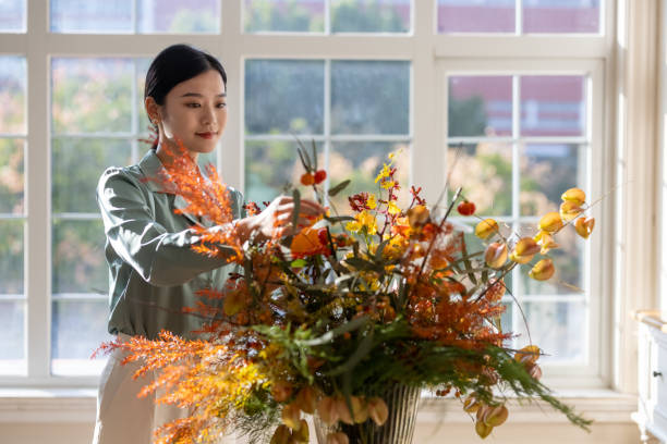istock A woman who arranges flowers at home 1352425673