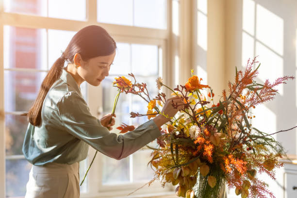istock A woman who arranges flowers at home 1352425674