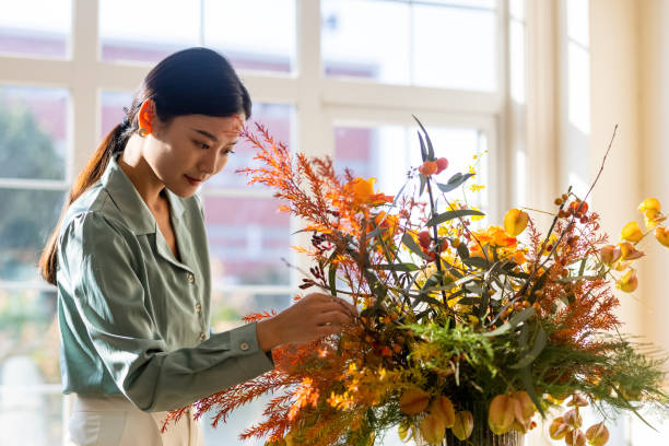 istock A woman who arranges flowers at home 1352425710