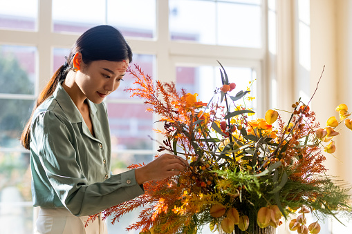 A woman who arranges flowers at home