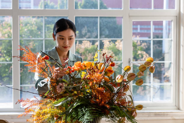 istock A woman who arranges flowers at home 1352425716