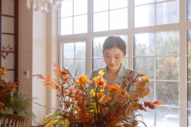 istock A woman who arranges flowers at home 1352425742