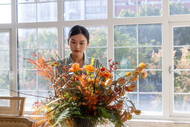 istock A woman who arranges flowers at home 1352425758