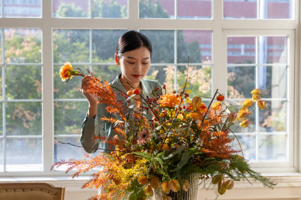 istock A woman who arranges flowers at home 1352425766