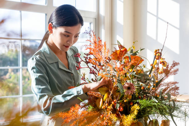 istock A woman who arranges flowers at home 1352425797