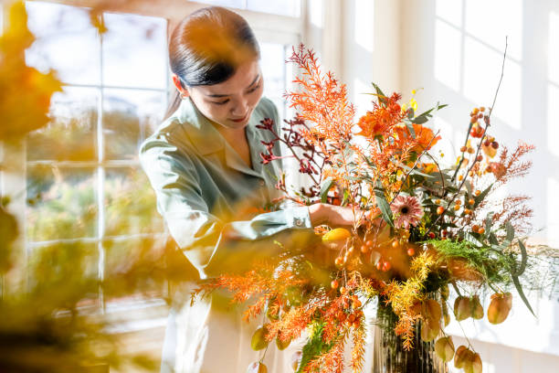 istock A woman who arranges flowers at home 1352425808