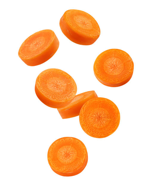 chute de tranche de carotte isolée sur fond blanc, chemin d’écrêtage, pleine profondeur de champ - healthy eating orange ingredient raw photos et images de collection