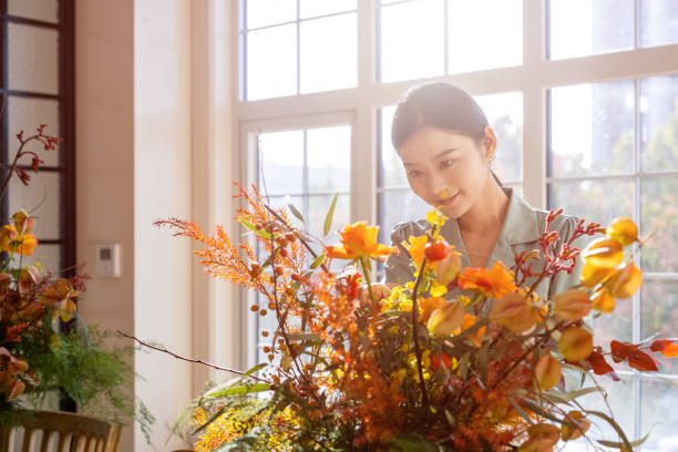 istock A woman who arranges flowers at home 1352426558