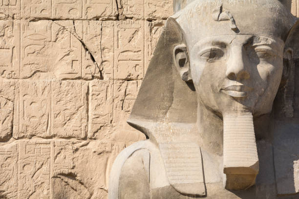 pharao-statue im luxor-tempel - luxor egypt temple ancient egyptian culture stock-fotos und bilder