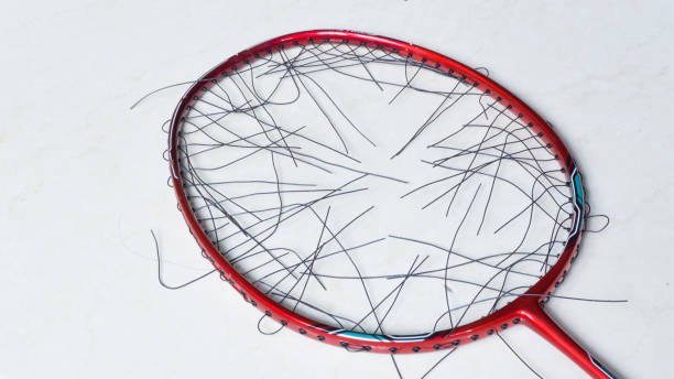 raquette de badminton corde cassée sur fond blanc - racket string photos et images de collection