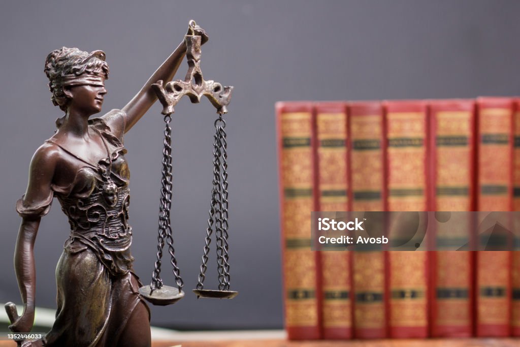 법률 법률 개념 법정 이나 법 집행 사무실에서 테이블에 나무 판사 망치와 함께 법률 책을 엽니 다 텍스트 공간 복사 법에 대한 ...