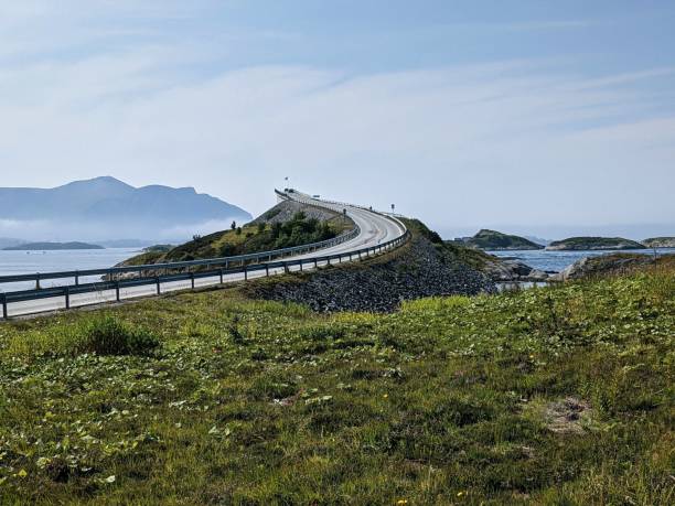 estrada atlântica na noruega, atlanterhavsveien. ponte rodoviária fantástica sobre o oceano. rua mundialmente famosa, ponte - tranquil scene sky street road - fotografias e filmes do acervo