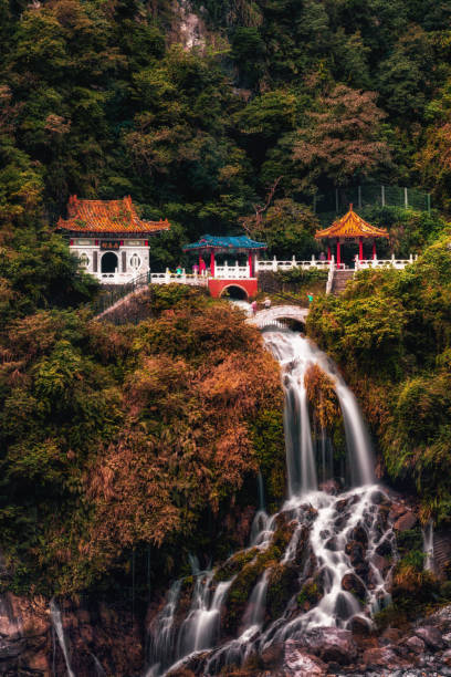 otoño en taiwán - parque nacional de gorge taroko fotografías e imágenes de stock