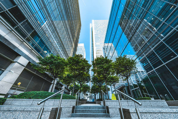 parque da cidade em canary wharf - london england canary wharf city built structure - fotografias e filmes do acervo