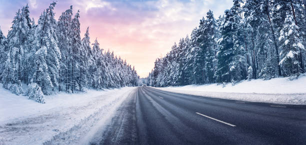 hermosa vista de la carretera rural curva nevada en invierno - road ice danger winter fotografías e imágenes de stock