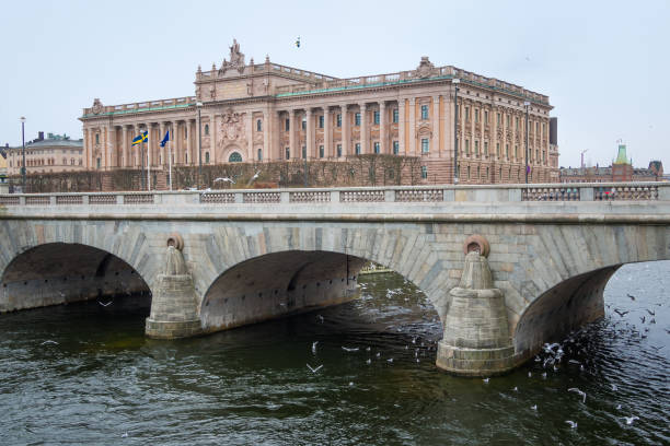 bâtiment du parlement suédois à stockholm - norrbro photos et images de collection