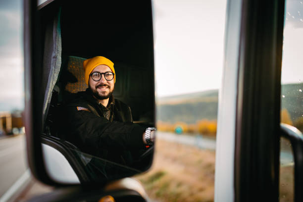 le chauffeur de camion utilise le téléphone - telephone cabin photos et images de collection