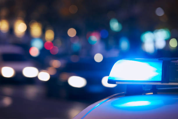 luce lampeggiante blu della sirena dell'auto della polizia - late light foto e immagini stock