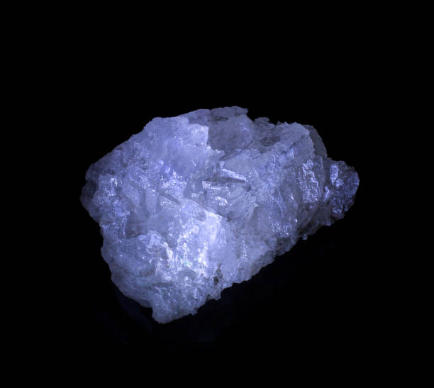 Shiny transparent halite rock salt mineral crystal from Soligorsk, Belarus. A photo isolated on black. Geology mineralogy websites, stone collection catalog, Natural Science museum wall chart. cristal mineral de sal de roca halita transparente y brillante de soligorsk, bielorrusia. una foto aislada sobre negro. sitios web de mineralogía geológica, catálogo de colecciones de piedra, gráfico mural del museo de ciencias naturales