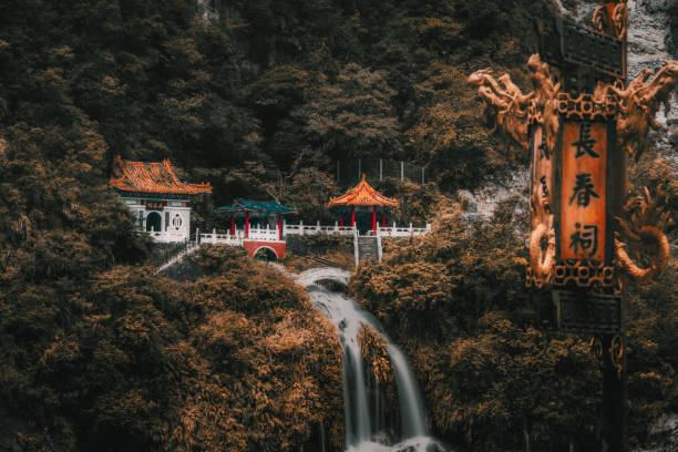 otoño en taiwán - parque nacional de gorge taroko fotografías e imágenes de stock