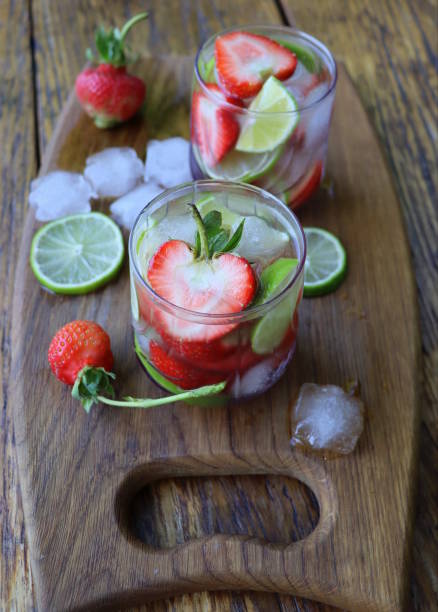 bebida fría de limonada fresca con fresa y lima de cerca - lime fruit citrus fruit portion fotografías e imágenes de stock