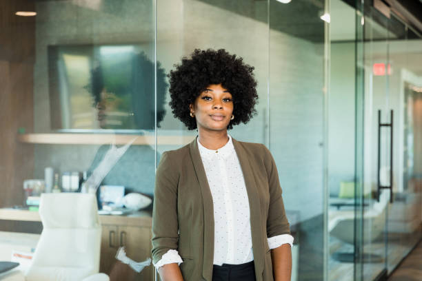 l'avvocato donna fiducioso si trova fuori dall'ufficio - afro americano immagine foto e immagini stock