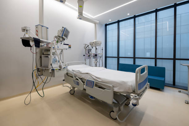 istock Empty bed in a modern hospital room 1352489902