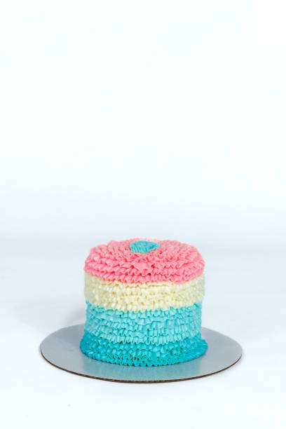 różowy, niebieski i kremowy marszczony tort urodzinowy, który jest domowej roboty - cake tier zdjęcia i obrazy z banku zdjęć