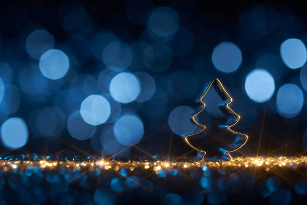 arbre de noël sur bleu - fond étoile déconcentrée or bokeh - christmas gold christmas lights christmas ornament photos et images de collection