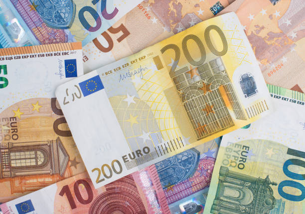 банкноты евро, европейская валюта, деньги, сбережения, фондовый рынок, наличные различные банкноты - euro paper currency стоковые фото и изображения