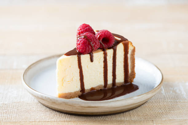 초콜릿 소스를 곁들인 치즈케이크 슬라이스 - dessert cheesecake gourmet strawberry 뉴스 사진 이미지