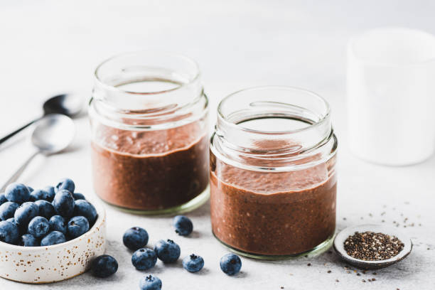 pudding au au chocolat en verre - chocolate almond foods and drinks white chocolate photos et images de collection