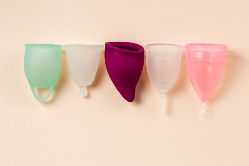 Copas menstruales de diferentes tamaños, formas y colores photo