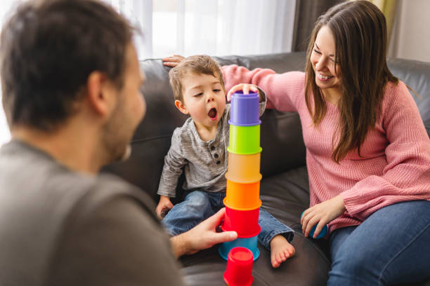 família e menino de dois anos brincando junto com brinquedo em casa. - 2 3 years children only group of people enjoyment - fotografias e filmes do acervo