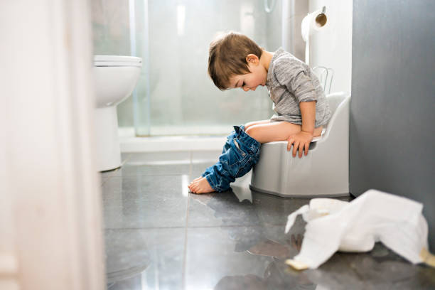 zweijähriger junge auf kammertopf, erfolgreiche hygiene - feeling bad stock-fotos und bilder